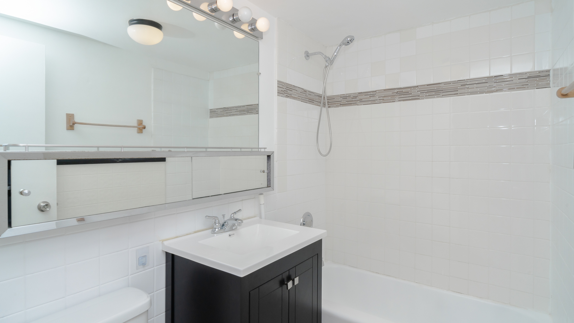 6301 North Sheridan Road, Unit 22B Chicago, IL 60660 - Photo 10 of 14 a bathroom with a sink and a mirror