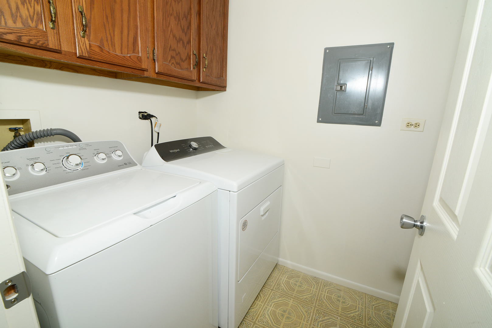 600 Eastview Court, Unit X1 Schaumburg, IL 60194 - Photo 17 of 35 a utility room with dryer and washer