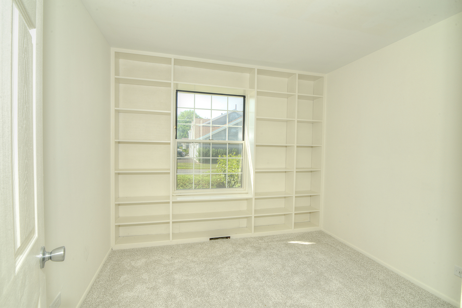 600 Eastview Court, Unit X1 Schaumburg, IL 60194 - Photo 18 of 35 a view of an empty room with a window