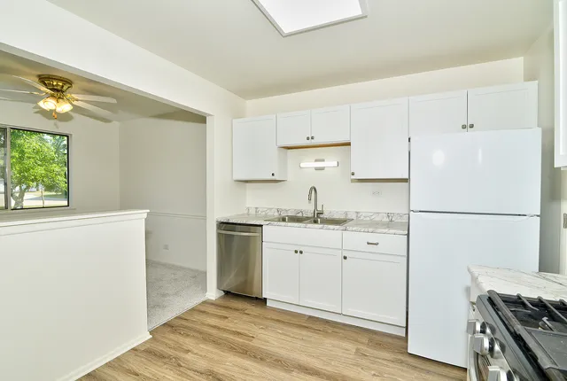 $269,900 | 600 Eastview Court, Unit X1, Schaumburg, IL 60194