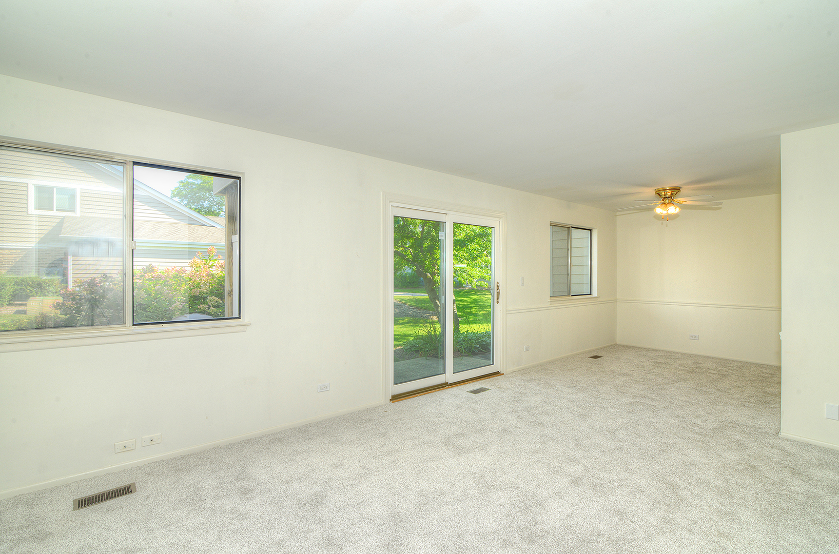 600 Eastview Court, Unit X1 Schaumburg, IL 60194 - Photo 21 of 35 an empty room with windows