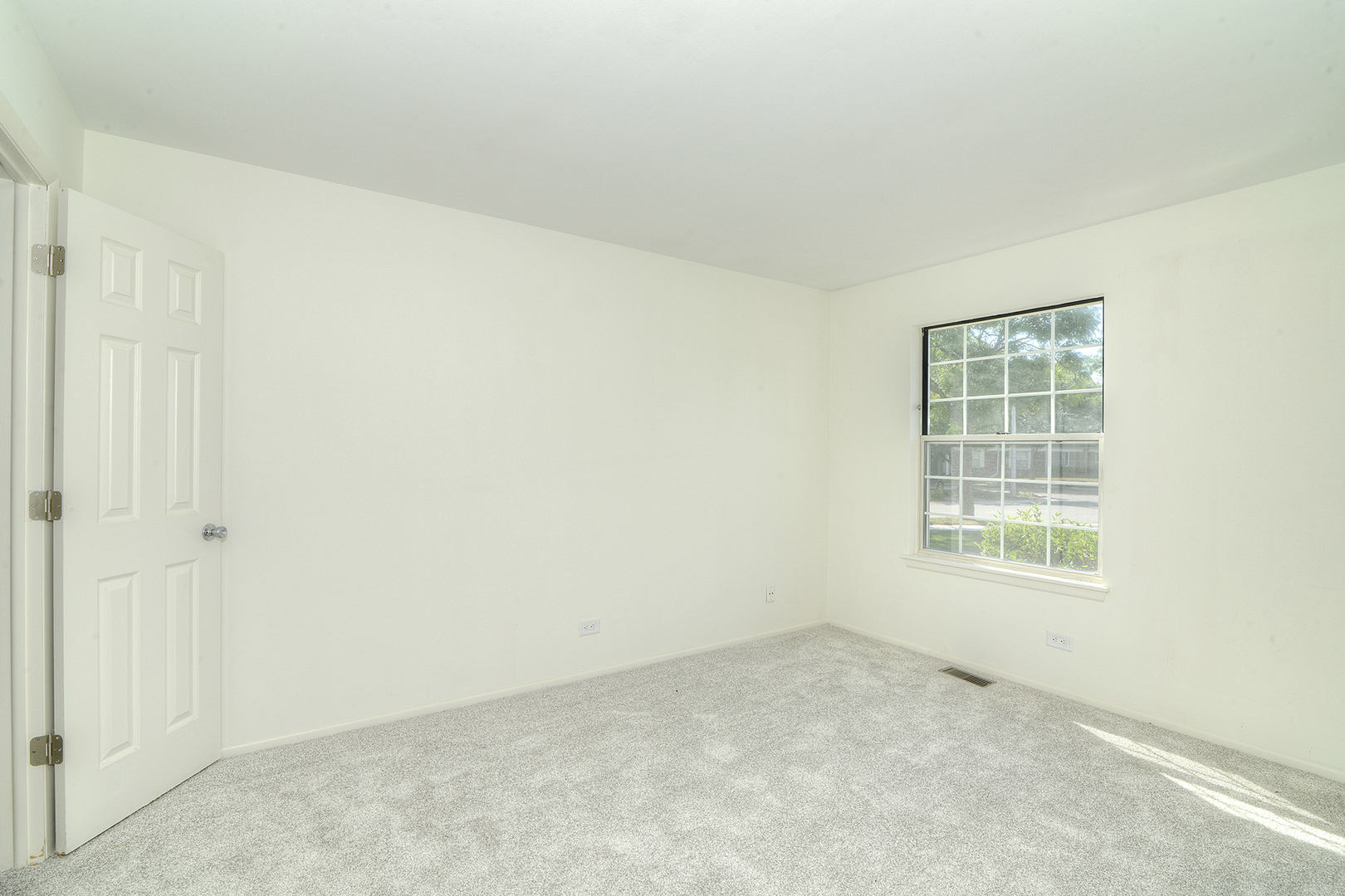 600 Eastview Court, Unit X1 Schaumburg, IL 60194 - Photo 22 of 35 an empty room with a window
