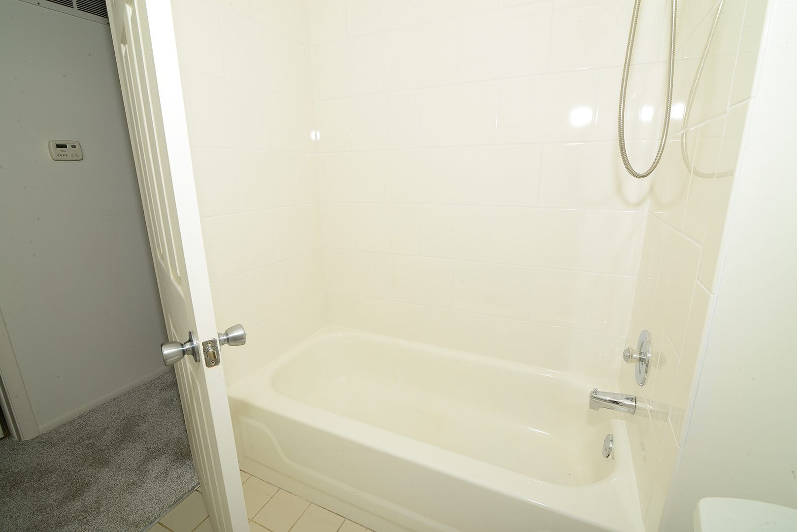 600 Eastview Court, Unit X1 Schaumburg, IL 60194 - Photo 25 of 35 a bathroom with a bathtub