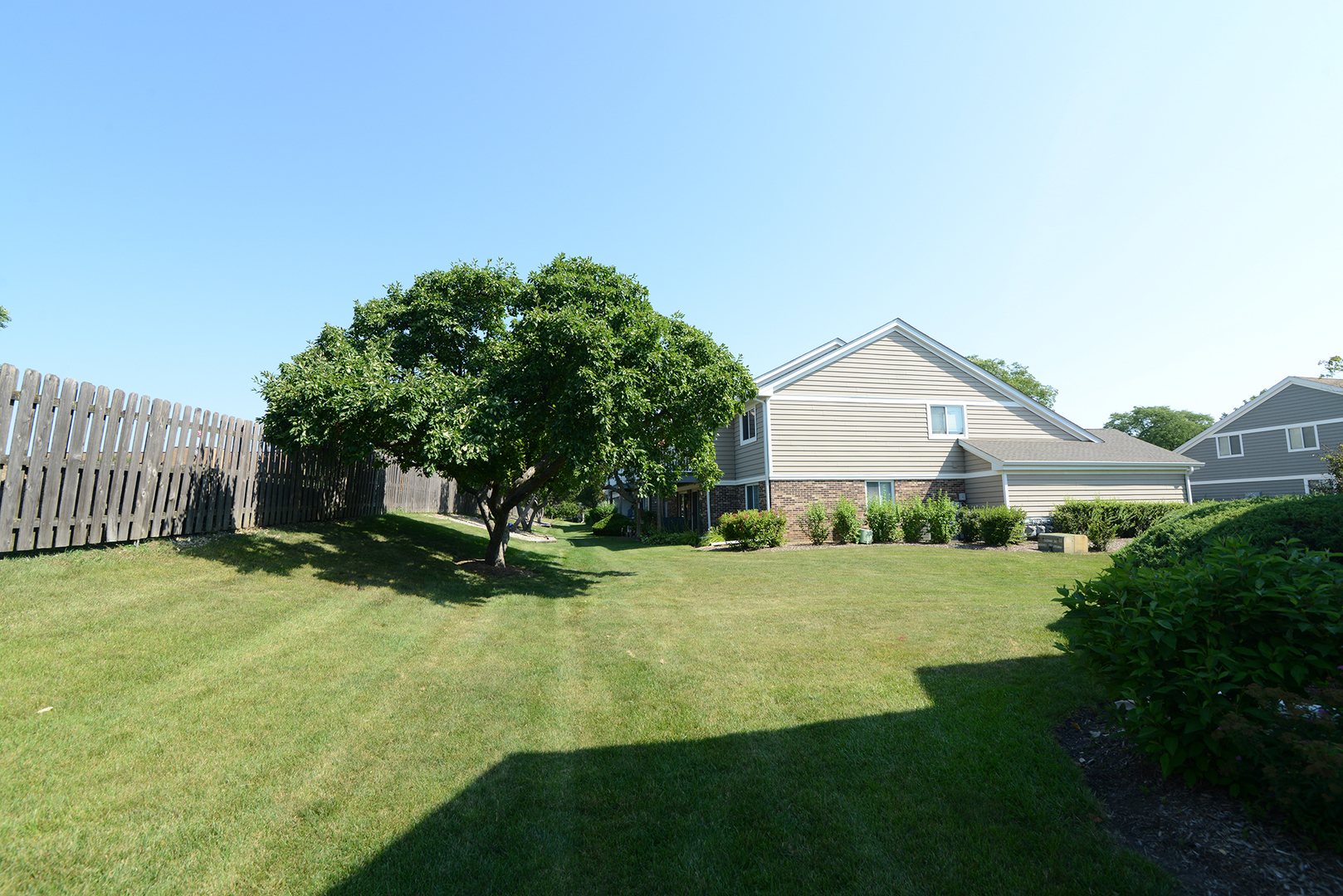 600 Eastview Court, Unit X1 Schaumburg, IL 60194 - Photo 27 of 35 a view of an house with backyard and garden