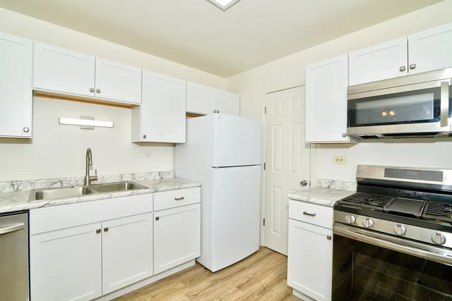 $269,900 | 600 Eastview Court, Unit X1, Schaumburg, IL 60194