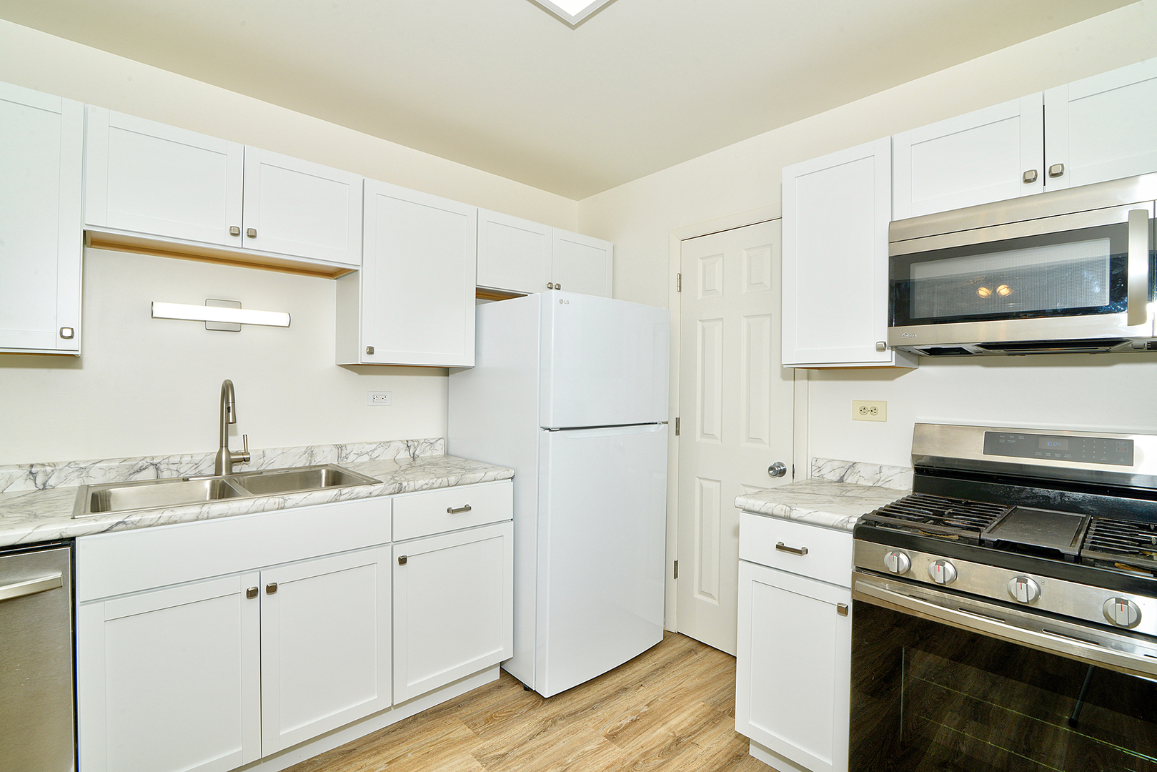 600 Eastview Court, Unit X1 Schaumburg, IL 60194 - Photo 3 of 35 a kitchen with a sink a stove and refrigerator