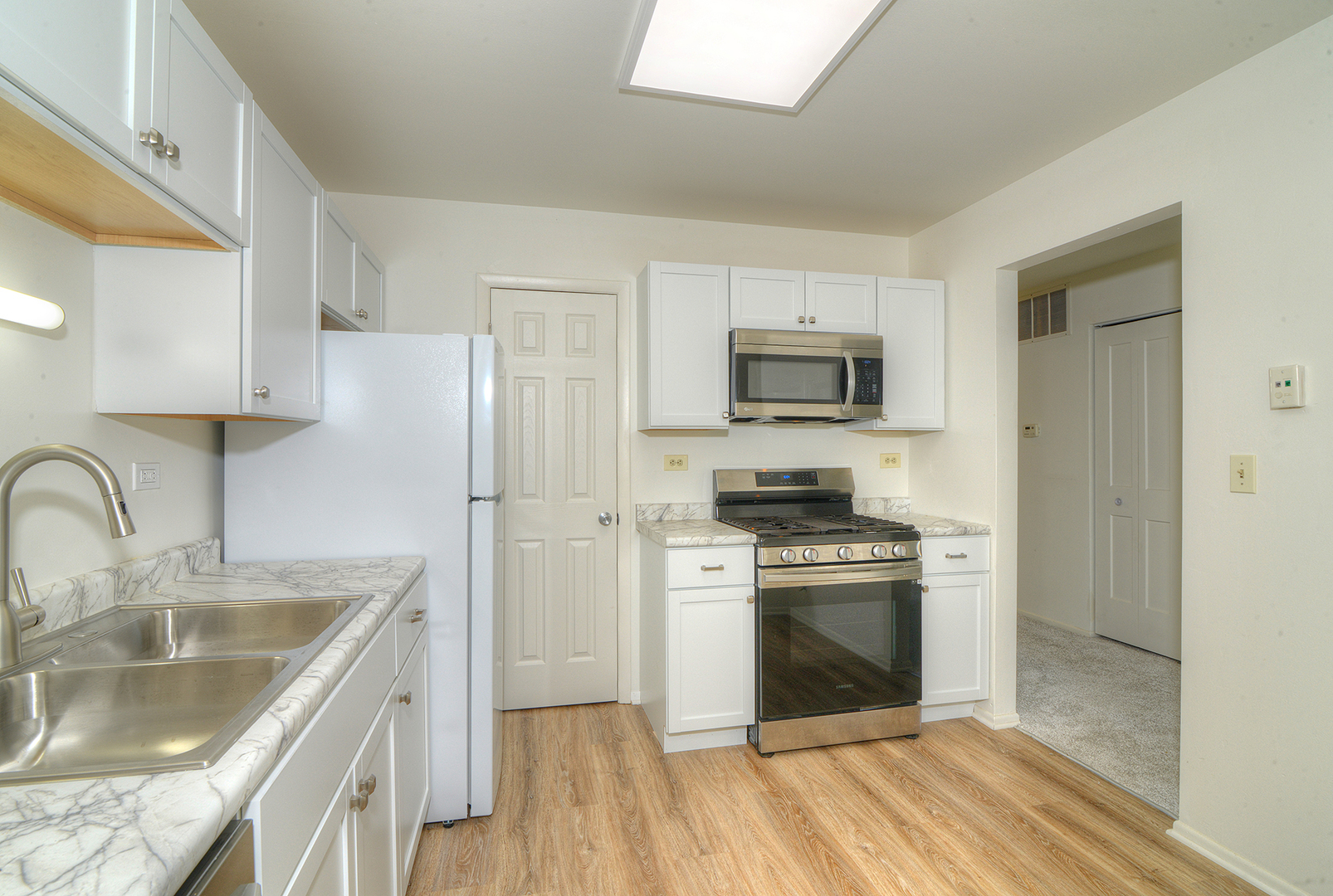 600 Eastview Court, Unit X1 Schaumburg, IL 60194 - Photo 4 of 35 a kitchen with a sink stove and refrigerator
