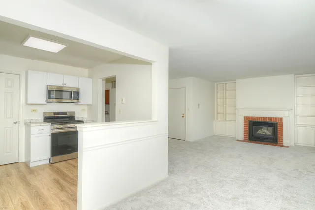 $269,900 | 600 Eastview Court, Unit X1, Schaumburg, IL 60194