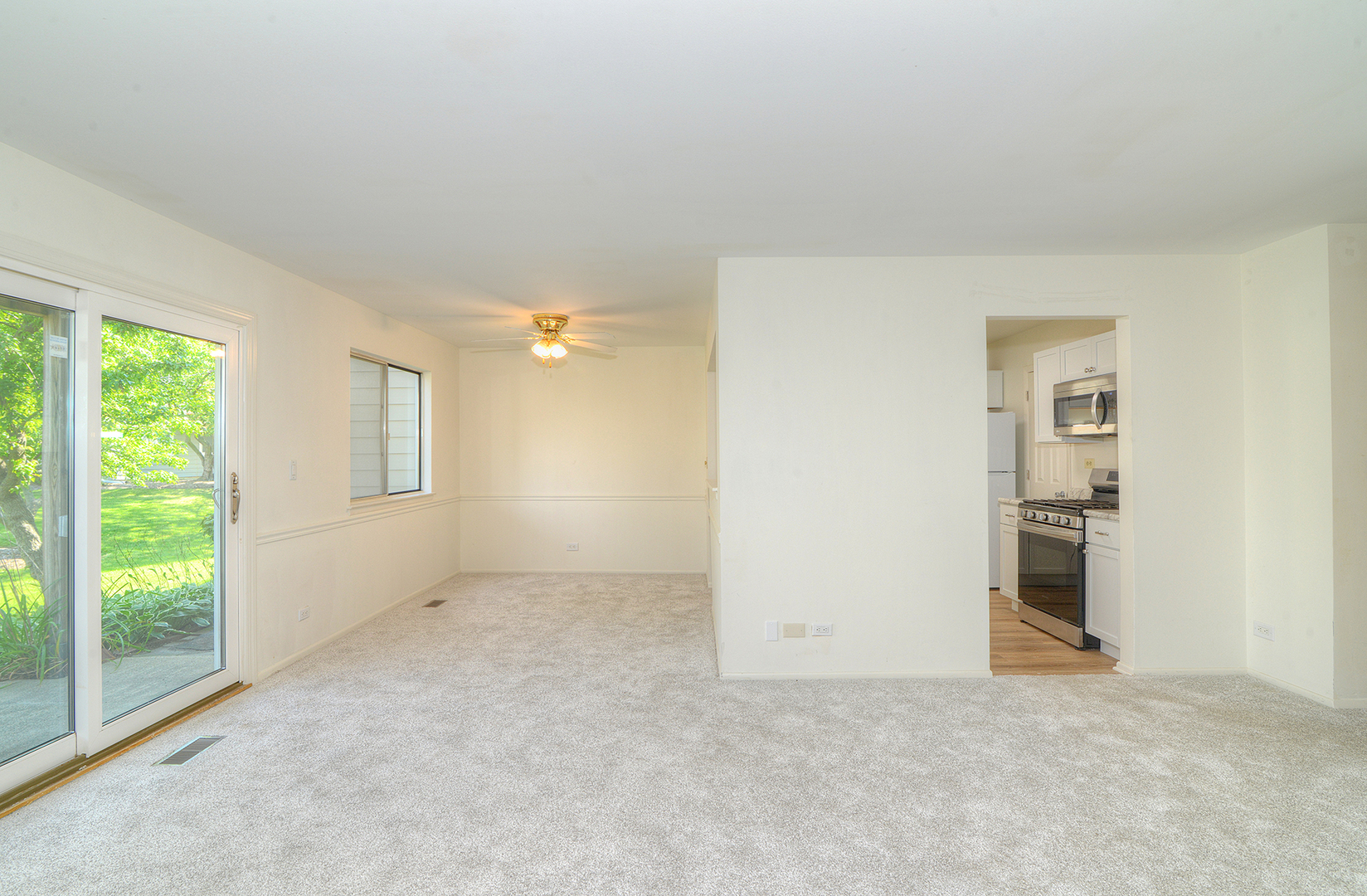 600 Eastview Court, Unit X1 Schaumburg, IL 60194 - Photo 8 of 35 an empty room with windows and entrance