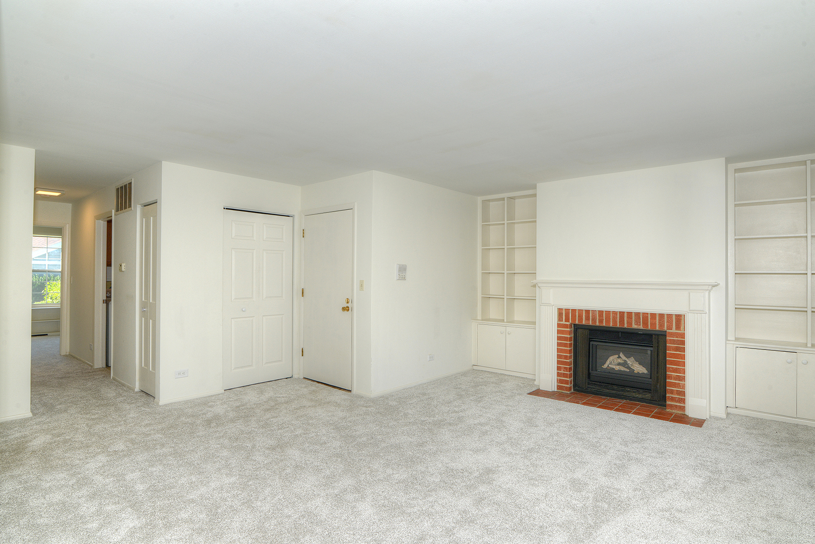 600 Eastview Court, Unit X1 Schaumburg, IL 60194 - Photo 10 of 35 an empty room with a fireplace
