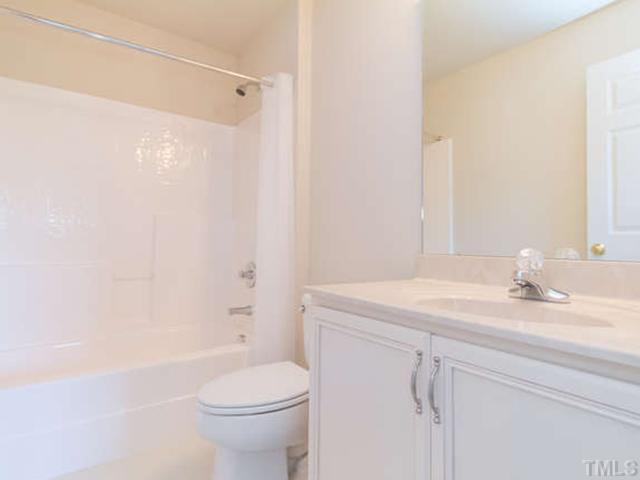 11545 Auldbury Way Raleigh, NC 27617 - Photo 17 of 25 The 2nd floor guest bath is in mint condition and features an neutral d?cor. Bathroom