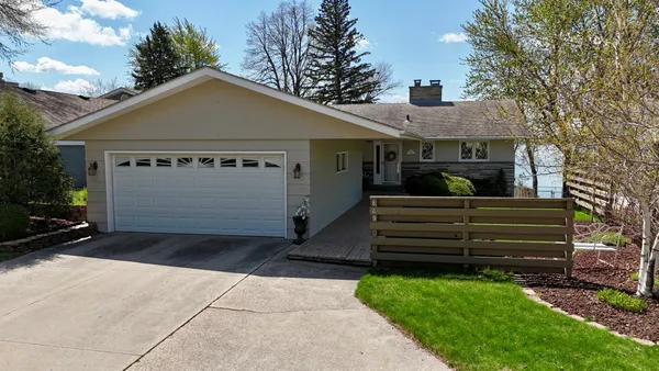 $599,000 | 809 West Lake Avenue, Worthington, MN 56187