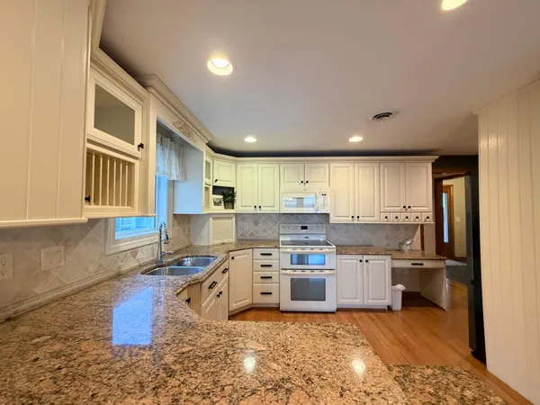 $599,000 | 809 West Lake Avenue, Worthington, MN 56187