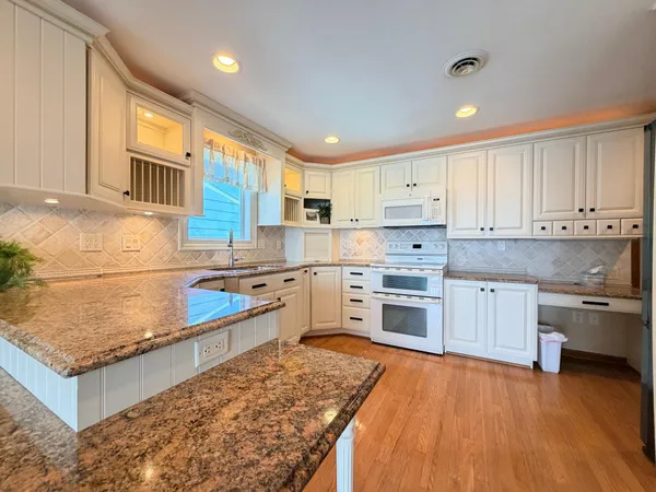 $599,000 | 809 West Lake Avenue, Worthington, MN 56187