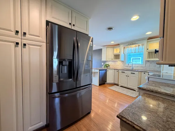 $599,000 | 809 West Lake Avenue, Worthington, MN 56187