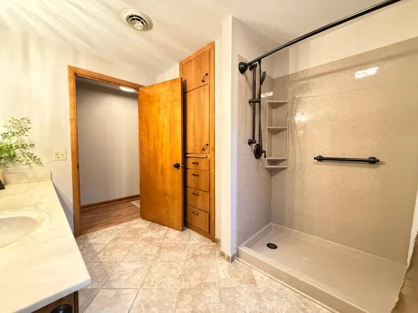 $599,000 | 809 West Lake Avenue, Worthington, MN 56187