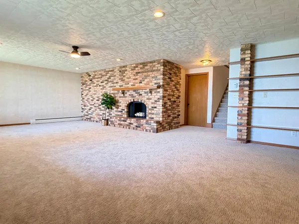 $599,000 | 809 West Lake Avenue, Worthington, MN 56187