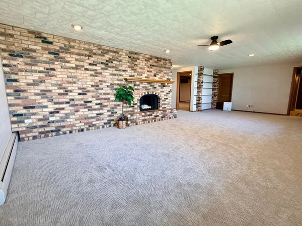 $599,000 | 809 West Lake Avenue, Worthington, MN 56187