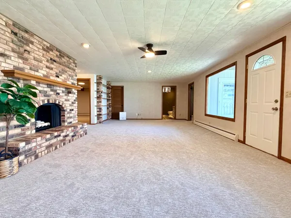 $599,000 | 809 West Lake Avenue, Worthington, MN 56187