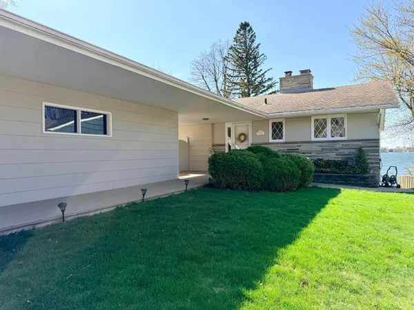 $599,000 | 809 West Lake Avenue, Worthington, MN 56187