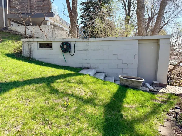 $599,000 | 809 West Lake Avenue, Worthington, MN 56187