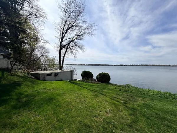 $599,000 | 809 West Lake Avenue, Worthington, MN 56187