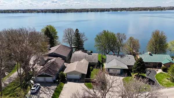 $599,000 | 809 West Lake Avenue, Worthington, MN 56187