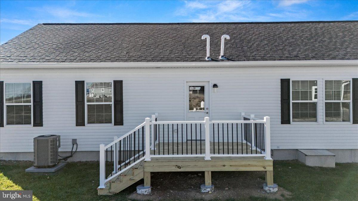 1412 Heytesbury Road Walnutport, PA 18088 - Photo 7 of 39 Charming home with inviting deck and yard.