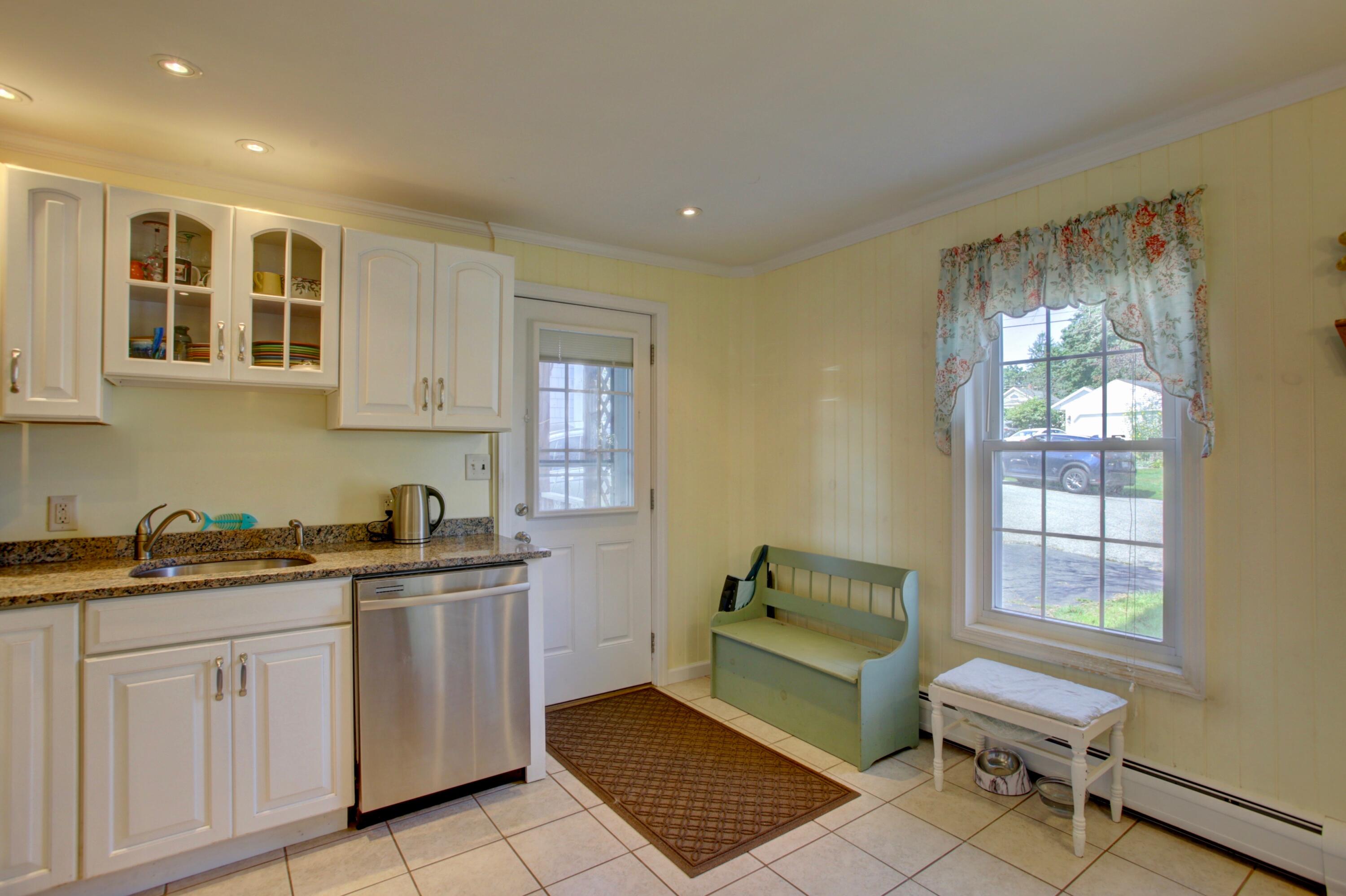 44 Myrtle Avenue South Portland, ME 04106 - Photo 5 of 39 64