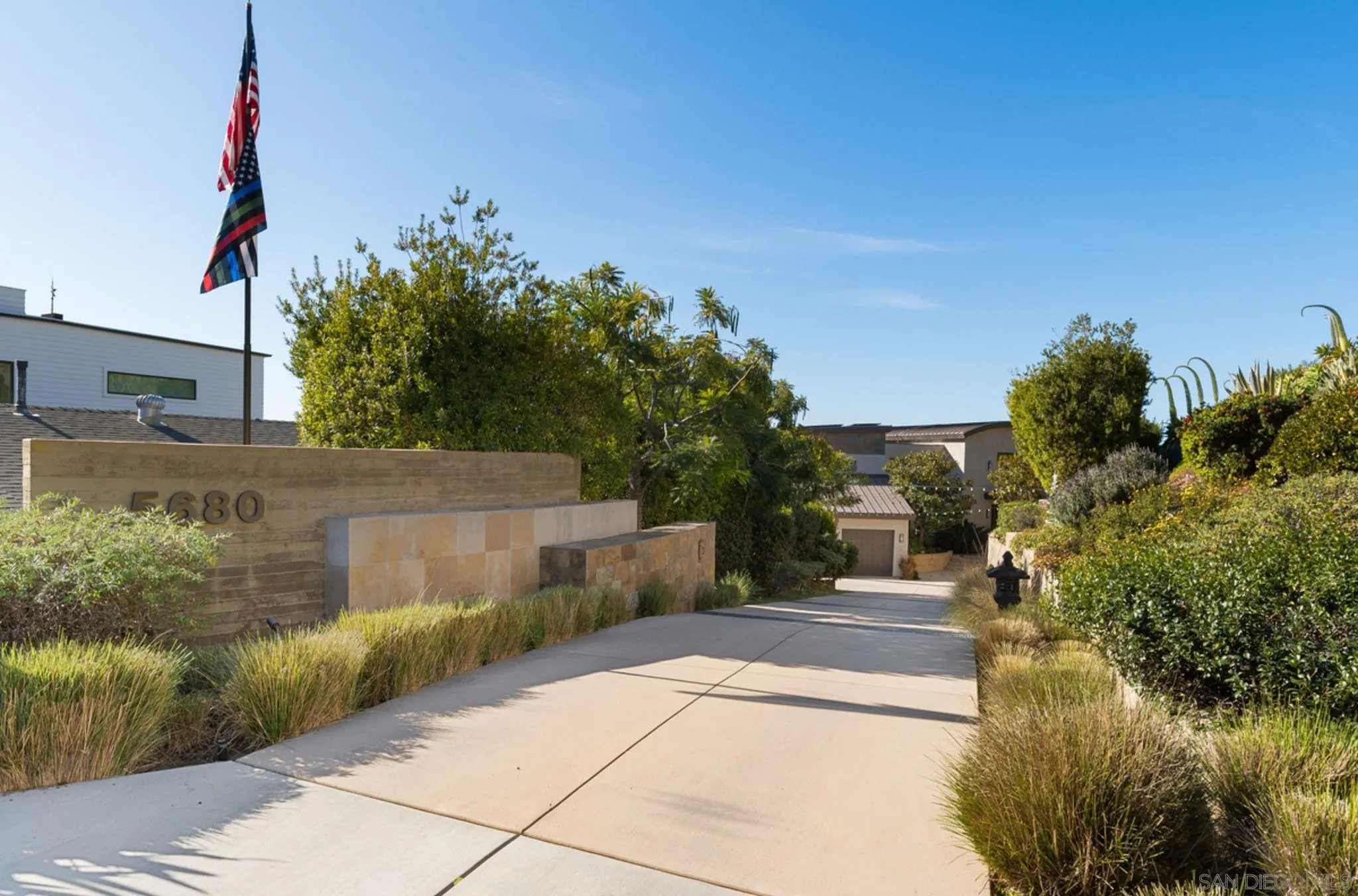 5680 Linda Rosa Avenue La Jolla, CA 92037 - Photo 23 of 24 a pathway of a house with a yard