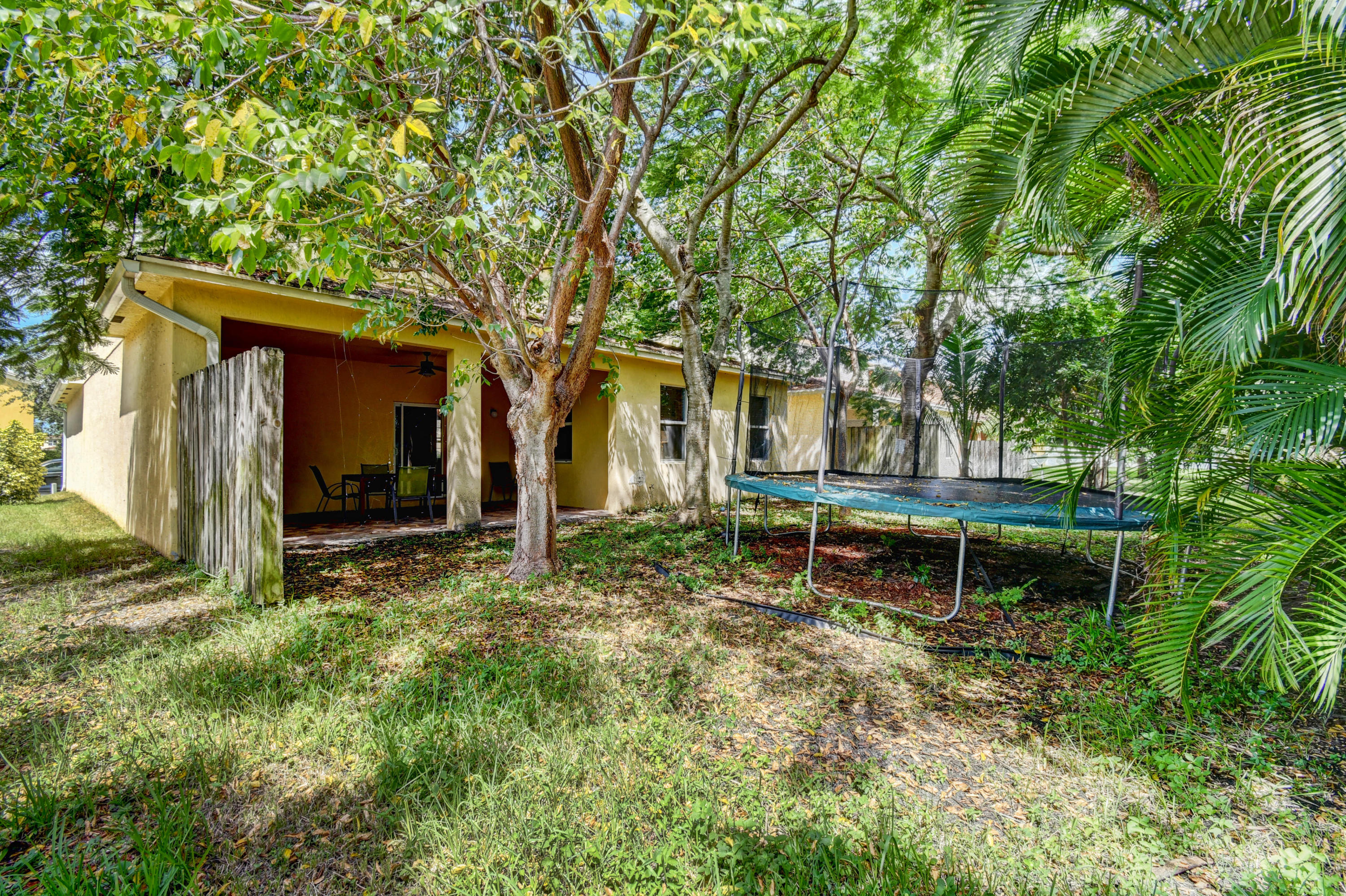804 Quartz Terrace West Palm Beach, FL 33413 - Photo 50 of 65 a backyard of a house with table and chairs