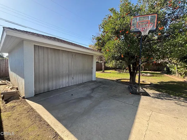 a view of back yard of the house
