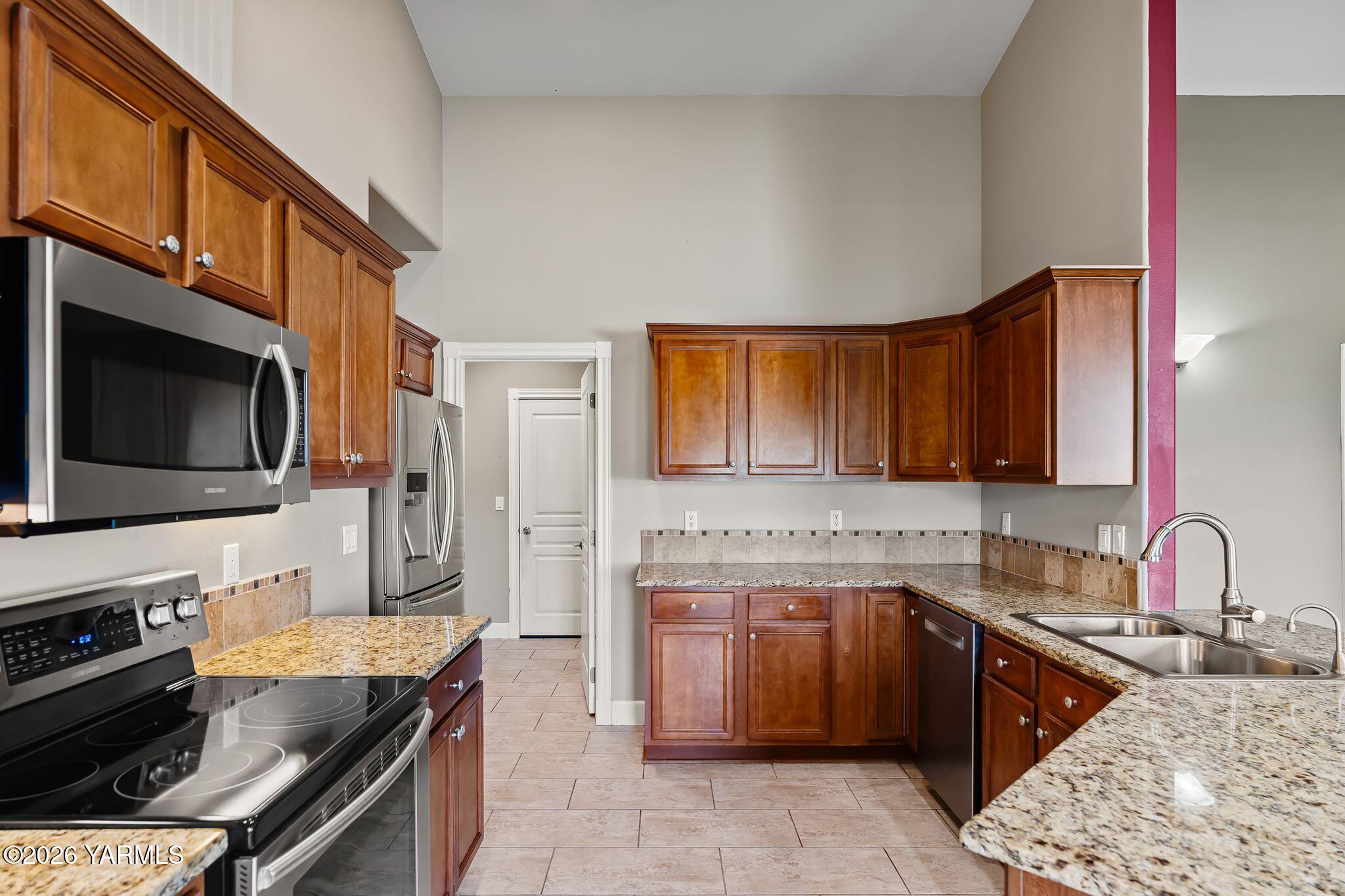 8507 Midvale Road Yakima, WA 98908 - Photo 9 of 24 a kitchen with a sink stove top oven and microwave