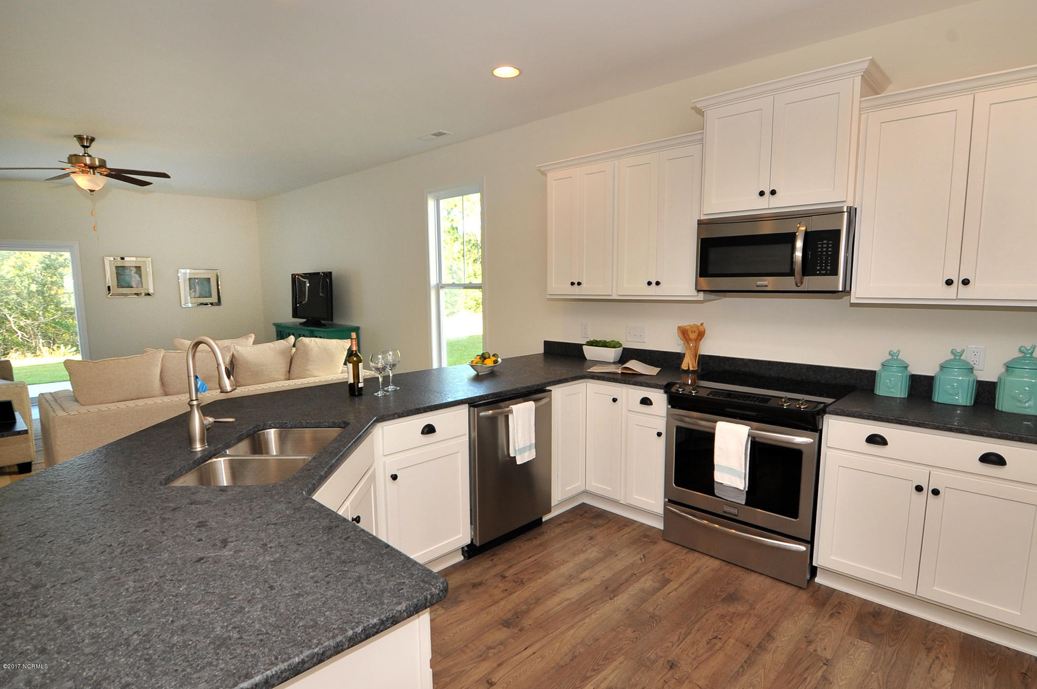 320 Tralee Road Wilmington, NC 28412 - Photo 3 of 17 Kitchen and Family