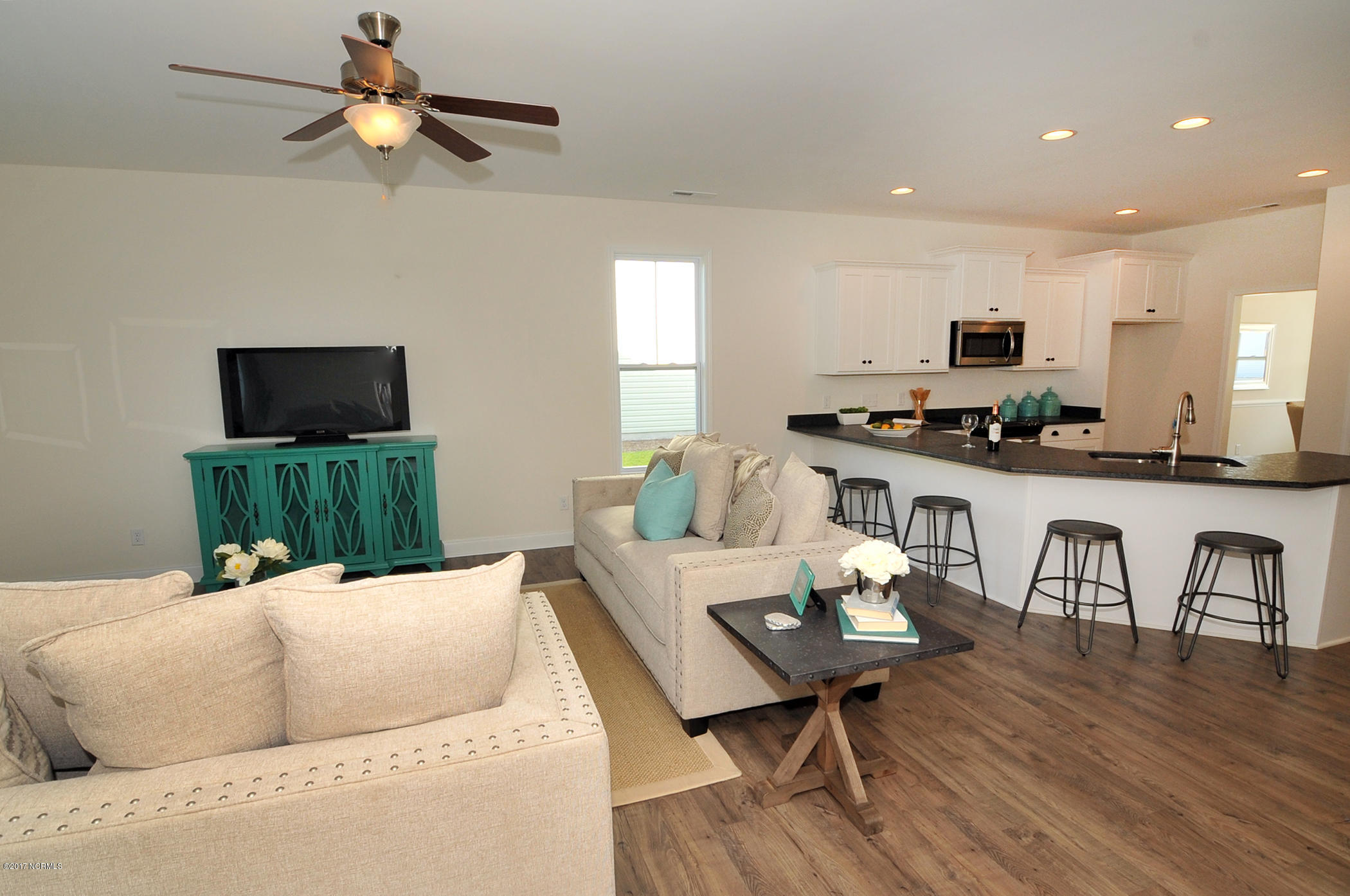 320 Tralee Road Wilmington, NC 28412 - Photo 5 of 17 Family and Kitchen