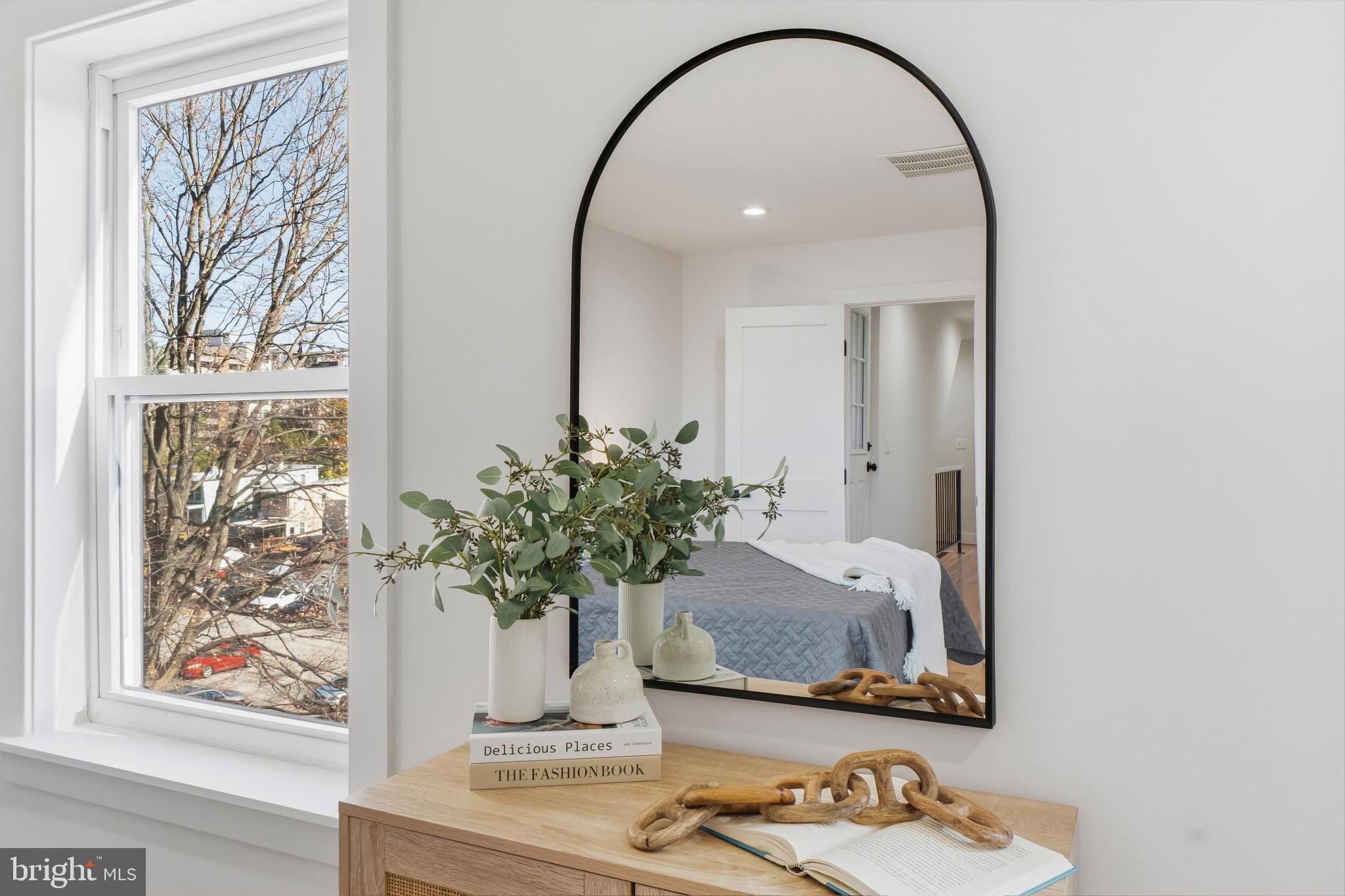 3461 Keswick Road Baltimore, MD 21211 - Photo 18 of 33 a vase of flowers sitting on a table