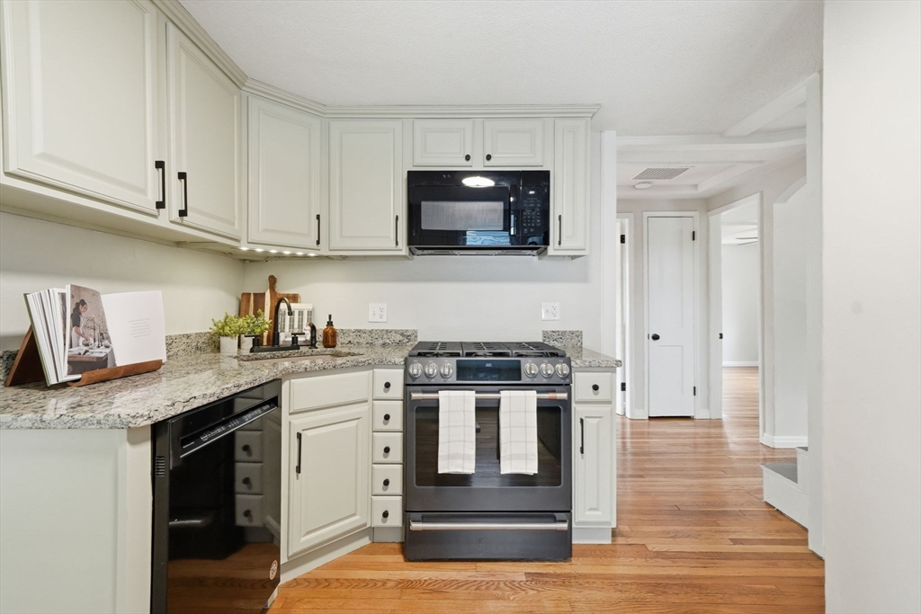 23 Gilman Street Springfield, MA 01118 - Photo 5 of 41