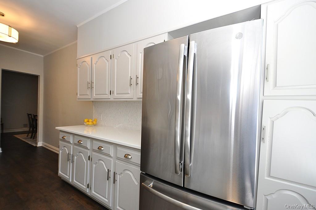 143 Garth Road, Unit 4P Scarsdale, NY 10583 - Photo 11 of 44 Updated Eat-In-Kitchen has Quartz counters and stainless steel appliances.