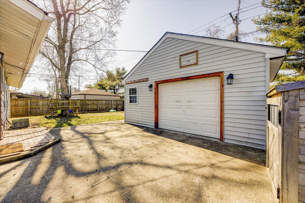 883 Sunview Road Reynoldsburg, OH 43068 - Photo 3 of 25 03-Back