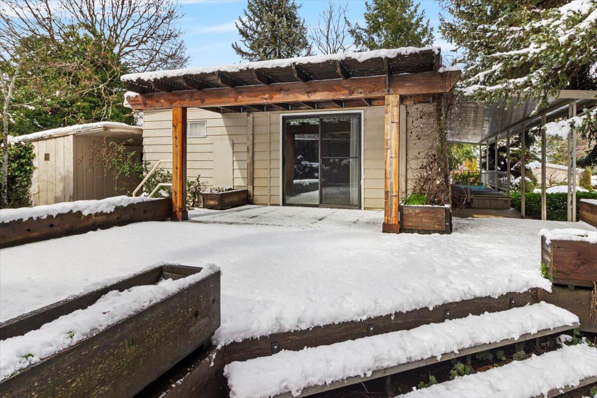 3955 South Stage Road, Unit 7 Medford, OR 97501 - Photo 27 of 36 New large back deck with planters