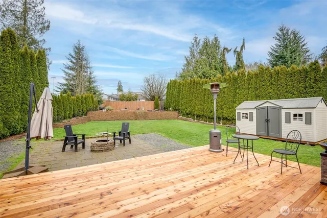 a view of back yard of the house