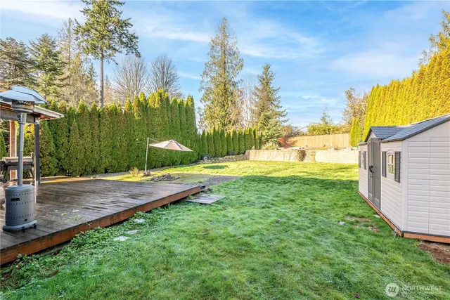 a view of a house with backyard and garden