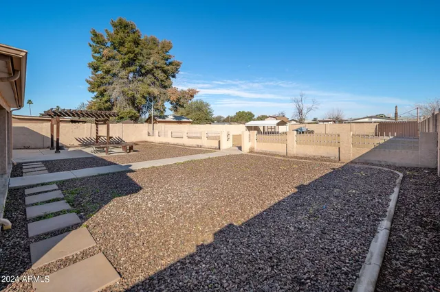 a view of a backyard