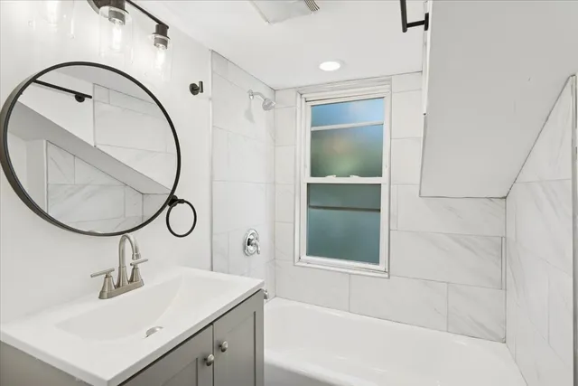 $2,300 | 540 East 4th Street, Lockport, IL 60441