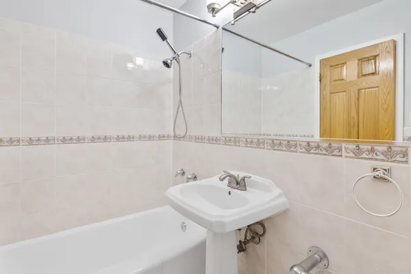 $1,546 | 5858 North Sheridan Road, Unit 806, Chicago, IL 60660