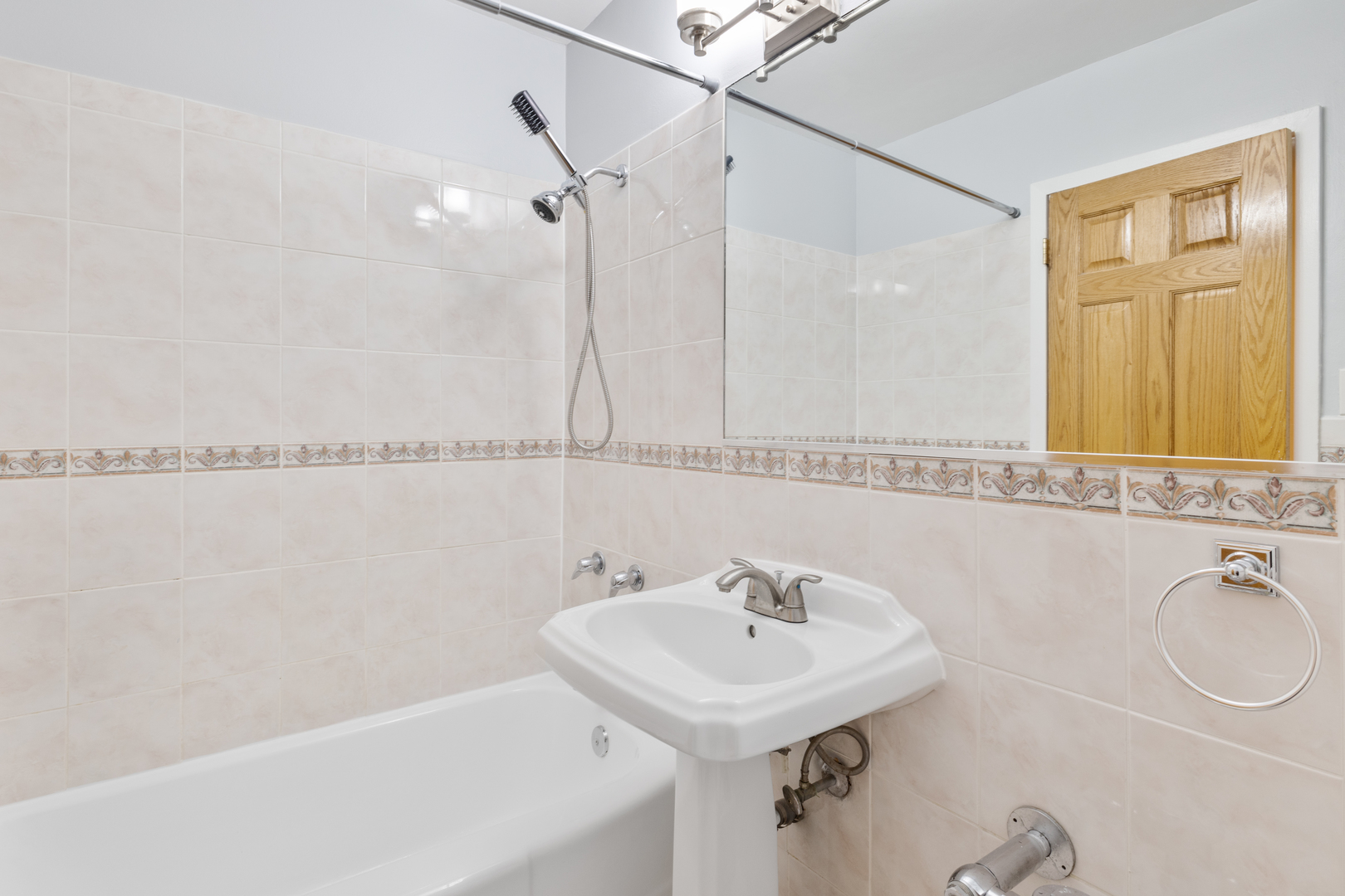 5858 North Sheridan Road, Unit 806 Chicago, IL 60660 - Photo 7 of 13 a bathroom with a sink and a bathtub