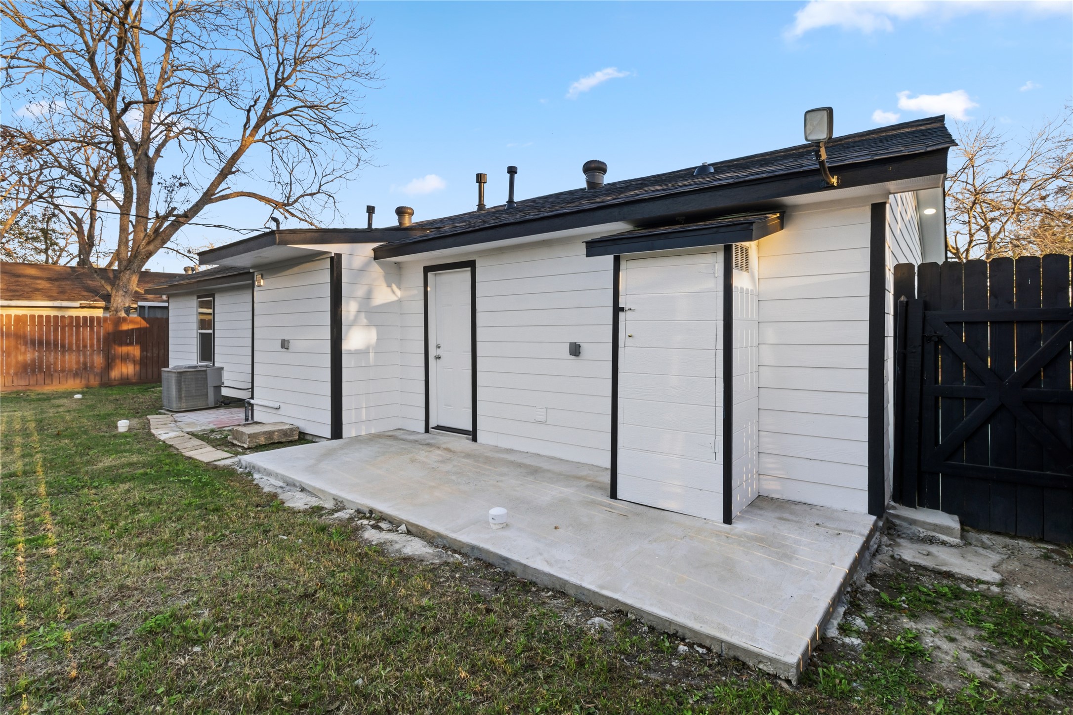 901 South 7th Street Baytown, TX 77520 - Photo 34 of 36 a backyard of a house with yard and garage