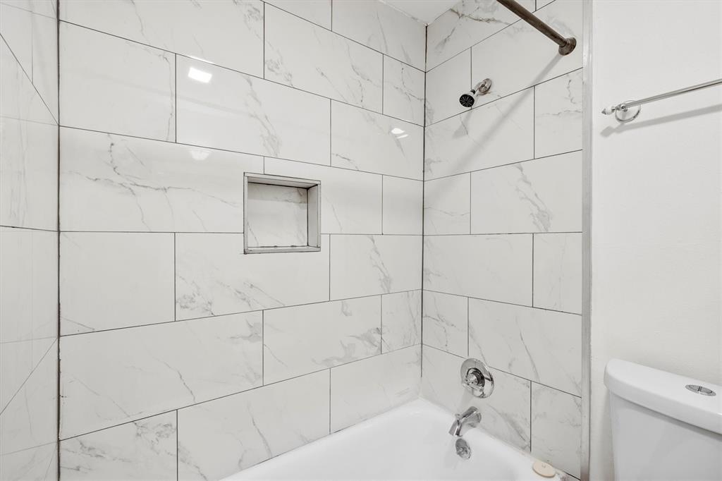 4039 Cole Avenue, Unit 105 Dallas, TX 75204 - Photo 27 of 39 Full bath with toilet and washtub / shower combination