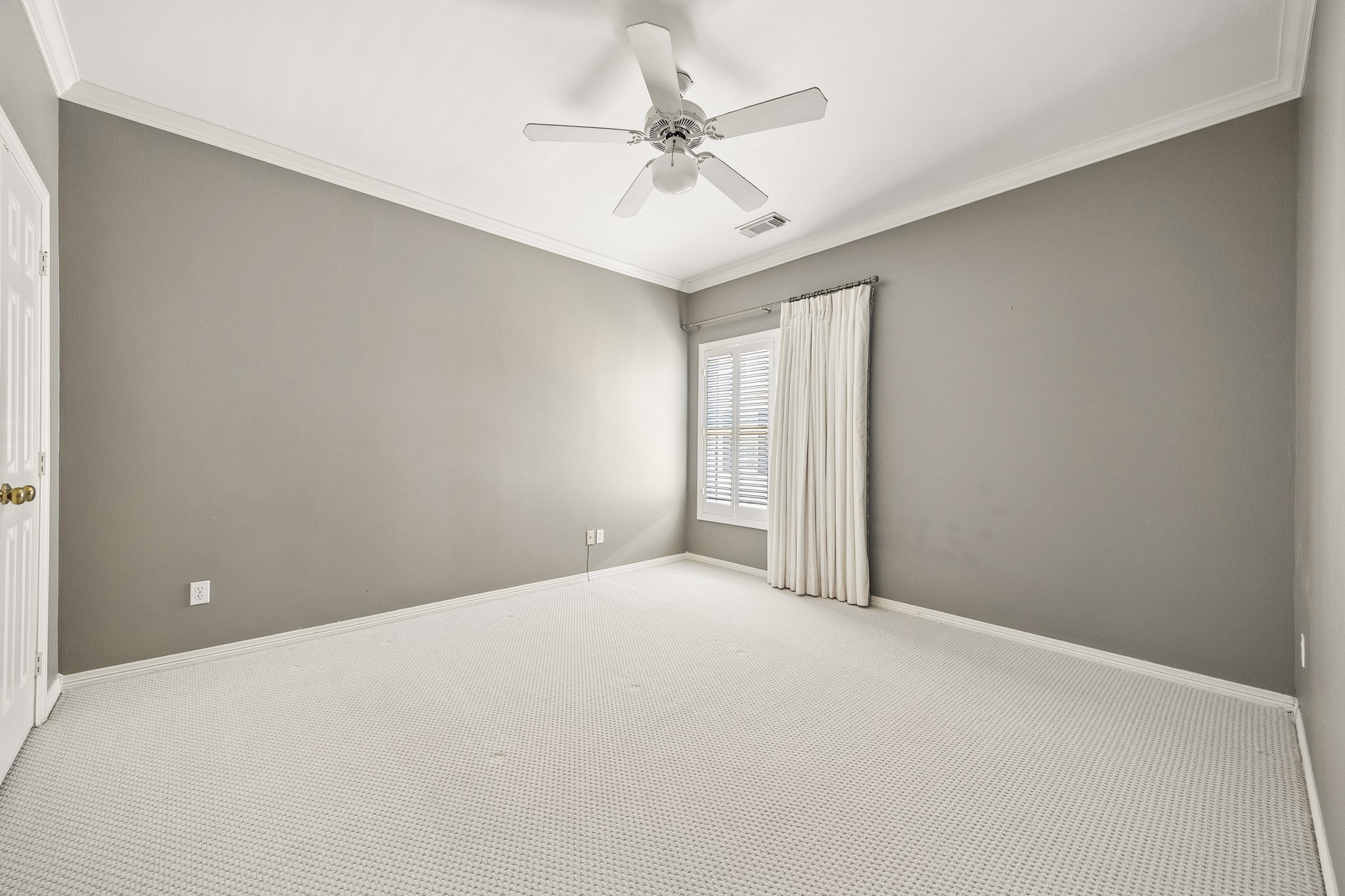 6022 Burgoyne Road Houston, TX 77057 - Photo 19 of 30 Oversized bedroom offering ample space for a sitting area and flexible furniture arrangements.