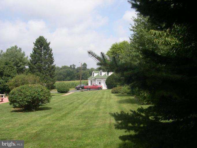 13575 Pleasantville Road Baldwin, MD 21013 - Photo 7 of 21 a backyard of a house with a yard and outdoor seating